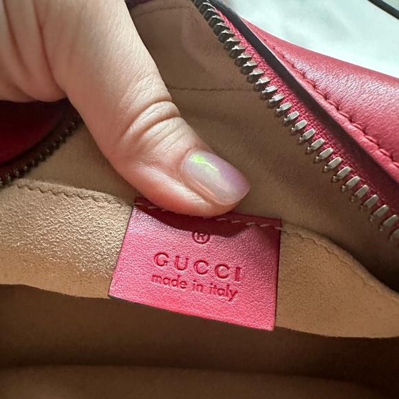 Gucci GG MARMONT MATELASSÉ SMALL SHOULDER BAG - Picture 8 of 12